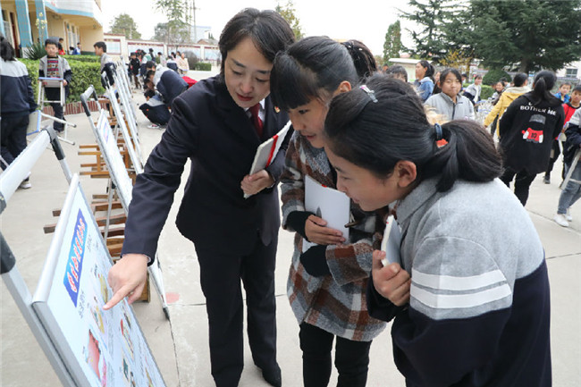 河南渑池：举行“法治宣传进校园”全县巡讲第一站活动